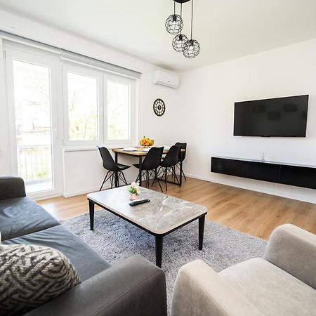 Bright 2Bdr Apartment With Balcony - Free Parking 사라예보 외부 사진
